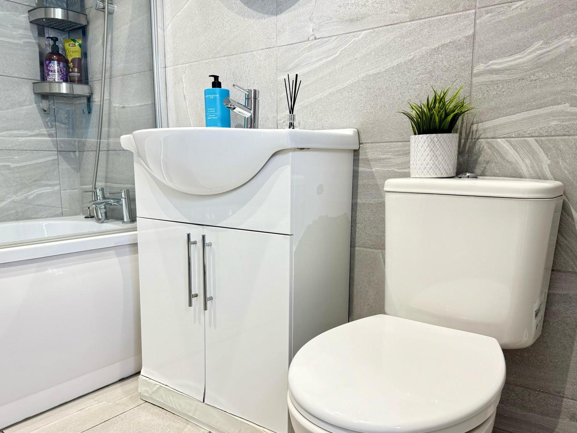 Evergreen Lodge - Two Bed Lux Flat - Parking, Garden, Patio, Wifi, Netflix - Close To Blenheim Palace & Oxford - F3 Кидлингтон Экстерьер фото